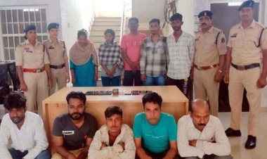 52 परियों के खिलाडियों के फड़ पर पुलिस की छापेमारी, दो सगी बहनों और सराफा व्यापारी समेत 23 जुआरी गिरफ्तार, 10 लाख रुपये और मोबाइल जब्त