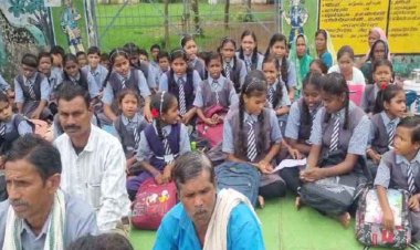 शिक्षक की कमी और पुस्तकों के इंतजार में छात्र, आखिर कौन लेगा जिम्मेदारी?, शिक्षा व्यवस्था पर उठे सवाल, स्कुल में बच्चों और पालकों ने जड़ा ताला