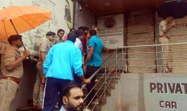 रायपुर में महिला थाना के पास मिली युवक की खून से लथपथ लाश, सिर पर चोट के निशान, हत्या की आशंका, इलाके में दहशत का माहौल, जांच में जुटी पुलिस