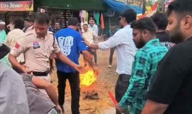 NEET विवाद और राहुल-खड़गे की गिरफ्तारी के विरोध में गरियाबंद कांग्रेस का सड़क पर जोरदार प्रदर्शन, पुतला दहन के दौरान हंगामा, आग से झुलसे कार्यकर्ता