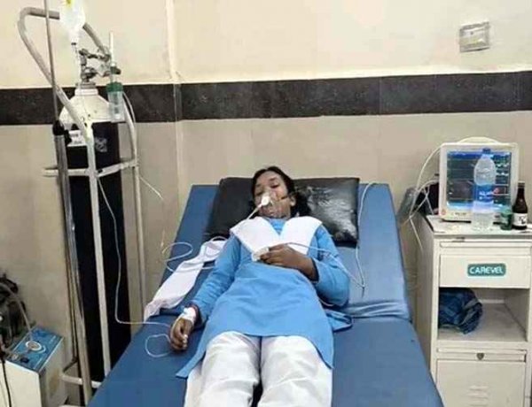 स्कूल में एक के बाद एक बेहोश हुईं पांच छात्राएं, विद्यालय परिसर में मची अफरा-तफरी, एक की हालत गंभीर होने पर जिला अस्पताल रेफर, जांच के बाद होगा खुलासा