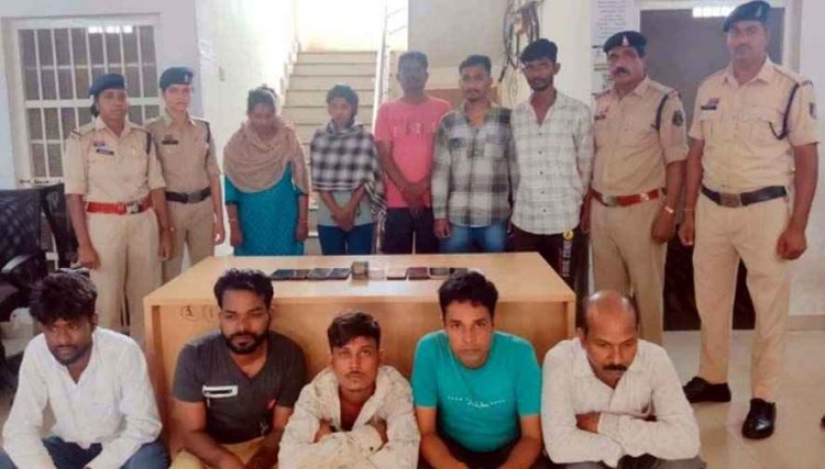 52 परियों के खिलाडियों के फड़ पर पुलिस की छापेमारी, दो सगी बहनों और सराफा व्यापारी समेत 23 जुआरी गिरफ्तार, 10 लाख रुपये और मोबाइल जब्त