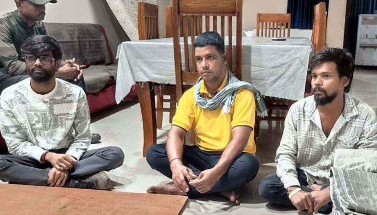 पाइथन की बेरहमी से हत्या, मुर्गी खाने पर अजगर काे कुल्हाड़ी से काट डाला, वीडियो वायरल होने के बाद तीन आरोपी गिरफ्तार, वन विभाग की बड़ी कार्रवाई