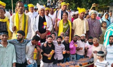 ढोल नंगाड़ों की थाप और पारंपरिक नृत्य के साथ हजारों आदिवासियों ने निकाली भव्य रैली, मुस्लिम समाज मैनपुर के युवाओं ने पेश की कौमी एकता की मिसाल