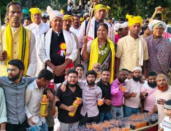 ढोल नंगाड़ों की थाप और पारंपरिक नृत्य के साथ हजारों आदिवासियों ने निकाली भव्य रैली, मुस्लिम समाज मैनपुर के युवाओं ने पेश की कौमी एकता की मिसाल