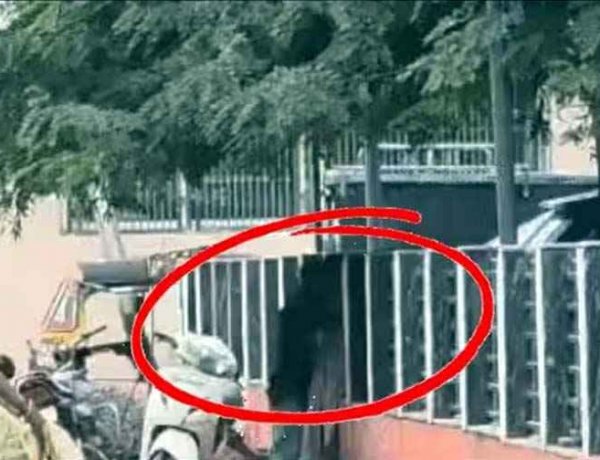 अश्लीलता की हदें पार, रेलवे स्टेशन के बाहर कपल का रोमांस, खुलेआम गले लगकर करते रहे Kiss, शॉक्ड रह गए आते-जाते यात्री, वीडियो जमकर वायरल
