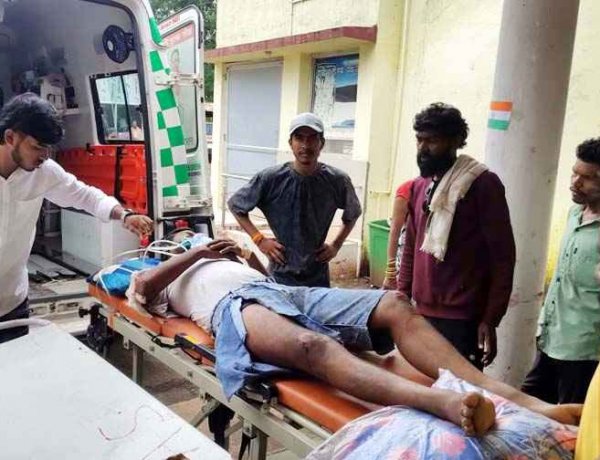 ट्रक ने कार को मारी टक्कर, तीज नहावन में आरंग जा रहे परिवार के 6 लोगों की हालत नाजुक, दो घायल रायपुर रेफर, फरार चालक की तलाश में जुटी पुलिस