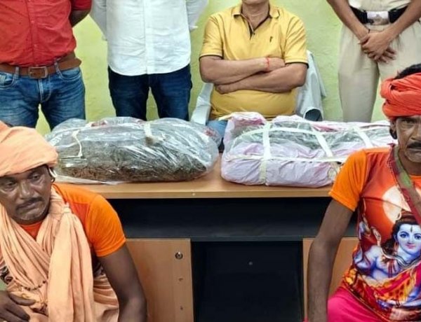 गरियाबंद पुलिस ने दो करोड़ रुपये के गांजे के साथ पांच तस्कर गिरफ्तार, इधर दो तस्करों को आरपीएफ ने पकडा, 7.77 लाख का अवैध गांजा जब्त