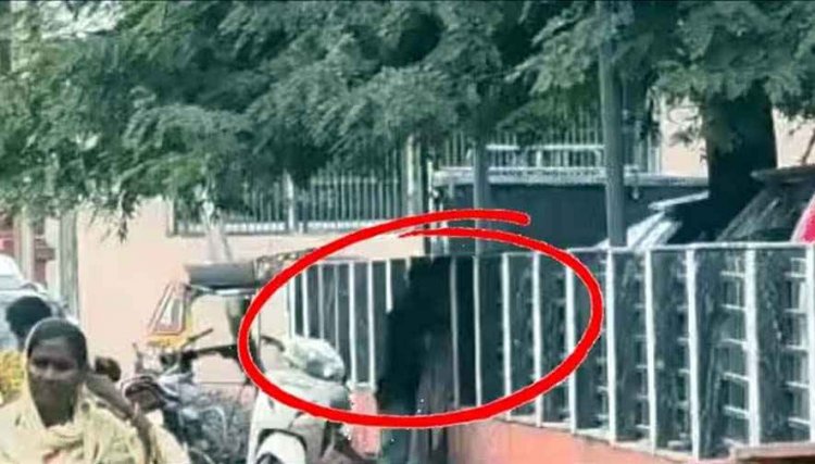 अश्लीलता की हदें पार, रेलवे स्टेशन के बाहर कपल का रोमांस, खुलेआम गले लगकर करते रहे Kiss, शॉक्ड रह गए आते-जाते यात्री, वीडियो जमकर वायरल
