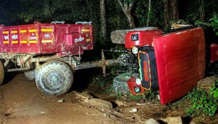 घटारानी में बड़ा हादसा टला, ग्रामीणों से भरी ट्रैक्टर-ट्रॉली का इंजन पलटा, मची अफरा-तफरी, बाल-बाल बची नवापारा क्षेत्र से घूमने पहुंचे लोगों की जान