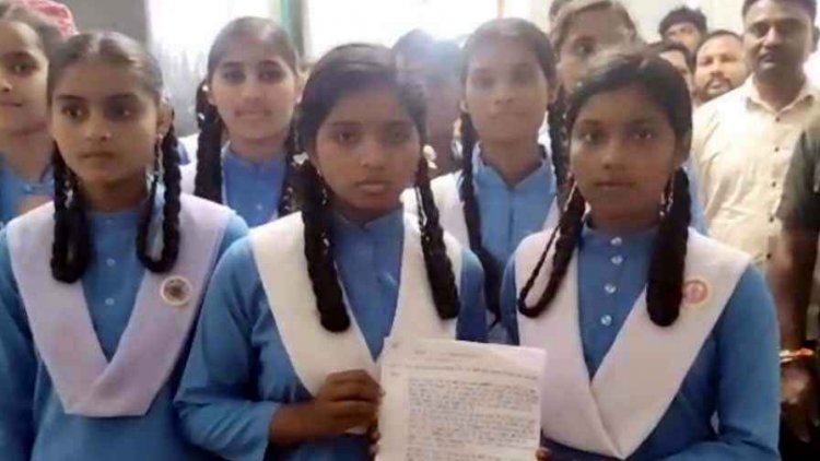 छत्तीसगढ़ के स्कूल में टीचर नहीं, सड़कों पर GEN Alpha, DEO के सामने गिड़गिड़ाए बच्चे-पालक, समाधान की जगह कथित धमकी!