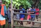 मौत के खौफ से रातों रात घर छोड़ भागे 10 लोग, रिश्तेदारों के यहां आश्रय लेने परिवार हुआ मजबूर, ट्रेक्टर में बैठाकर अधिकारी ने किया रवाना