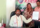 नाबालिग लड़की को फोन पर अभद्र बातें करने और धमकी देने का मामला, मजदूर दंपत्ति ने जिला कार्यालय पहुंचकर इंटक से लगाई मदद की गुहार