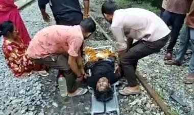 रेलवे ट्रैक पर बैठे युवक के साथ दर्दनाक हादसा, मालगाड़ी गुजरने से कट गए दोनों पैर, रात भर पड़ा रहा खून से लथपथ, सुबह लोगों ने देखा, इलाज जारी