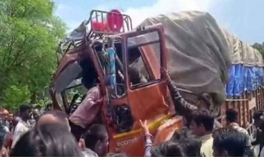 ट्रक और मेटाडोर की आमने-सामने जोरदार टक्कर, ड्राइवर और खलासी की हालत नाजुक, अस्पताल में चल रहा इलाज, सड़क पर लगा लंबा जाम