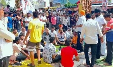 गणेश विसर्जन झांकी के दौरान पुलिस लाठीचार्ज पर बिफरे नेता, नेशनल हाइवे किया जाम, शामिल पुलिसकर्मियों के निलंबन की कर रहे मांग, नगर बंद