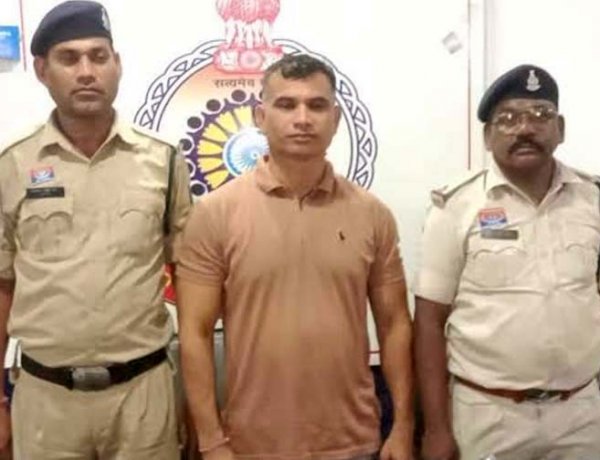 इंदिरा मार्केट दुर्ग में Titan-Fastrack की नकली घड़ियों का कारोबार बेनकाब, दुकान से 275 नकली टैग, 280 घड़ियां बरामद, दुकानदार कमलेश गिरफ्तार