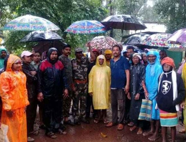 एक सप्ताह में एफआईआर नहीं तो SDOP कार्यालय का घेराव, भारी बारिश के बीच रेनकोट और छतरियां लेक 128 गांवों की महाबैठक में ग्रामीणों ने दी चेतावनी