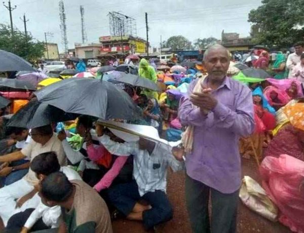 पंचायत रजिस्टर में छेड़छाड़ और पन्ने गायब होने का आरोप, गुस्साए ग्रामीणों ने एसडीएम कार्यालय का घेराव कर किया जमकर प्रदर्शन, जांच और कार्रवाई की मांग