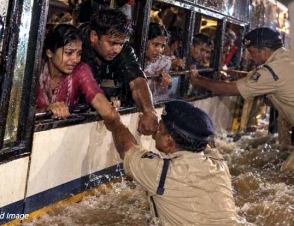 पानी के तेज बहाव में फंसी बस, पुलिस ने 70 यात्रियों को किया सुरक्षित रेस्क्यू, इधर पार्षद जग्गू यादव ने ट्यूब के सहारे बचाई बच्चे और गर्भवती महिला की जान