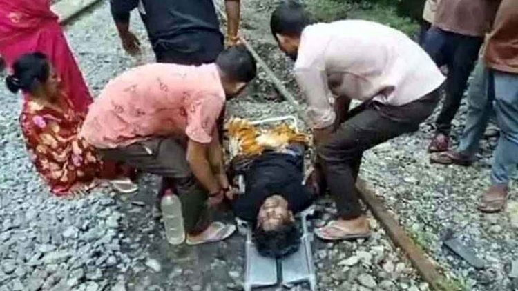 रेलवे ट्रैक पर बैठे युवक के साथ दर्दनाक हादसा, मालगाड़ी गुजरने से कट गए दोनों पैर, रात भर पड़ा रहा खून से लथपथ, सुबह लोगों ने देखा, इलाज जारी