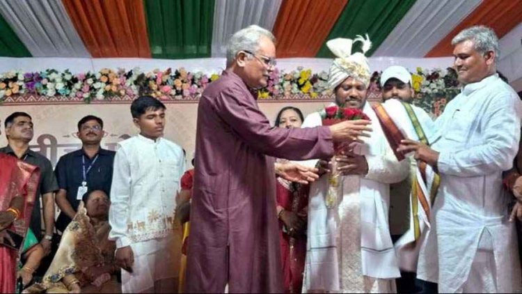 गुरु बालदास के बड़े बेटे और मंत्री खुशवंत साहब के भाई ढाल दास ने थामा कांग्रेस का हाथ, भूपेश बघेल ने गमछा पहनाकर किया स्वागत, चर्चाओं का दौर तेज