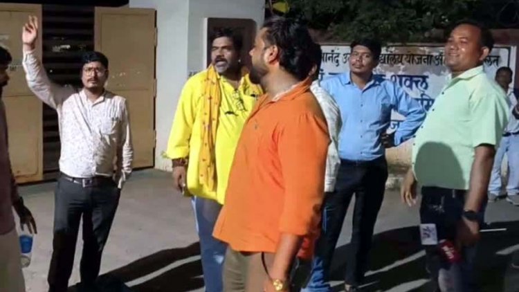 शराब के नशे में स्कूल पहुंचने का शिक्षक पर लगा आरोप, छात्राओं से गाली-गलौज और मारपीट की शिकायत, पत्रकारों से प्राचार्य की बदसलूकी, 4 घंटे तक प्रदर्शन
