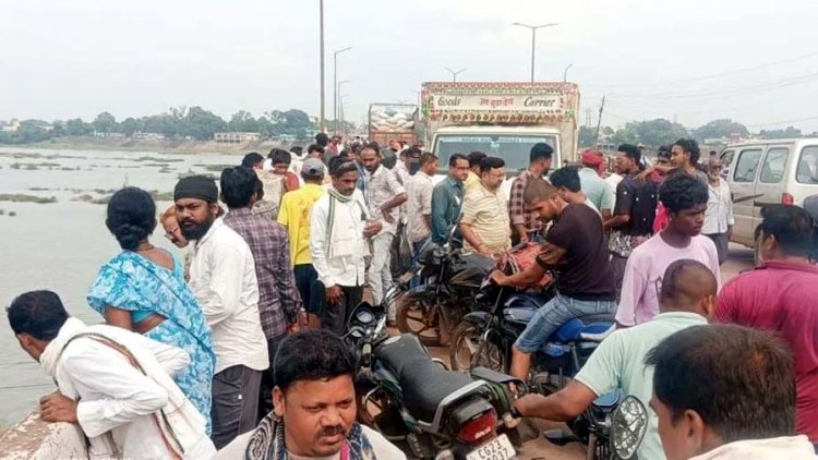 पिकअप ने बाइक को मारी जोरदार टक्कर, राजिम महानदी पुल से नीचे गिरा युवक, अस्पताल में तोड़ा दम, घायल सुनील जैन रायपुर रेफर, लगा लंबा जाम