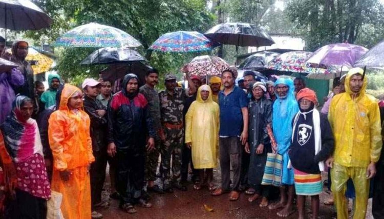 एक सप्ताह में एफआईआर नहीं तो SDOP कार्यालय का घेराव, भारी बारिश के बीच रेनकोट और छतरियां लेक 128 गांवों की महाबैठक में ग्रामीणों ने दी चेतावनी