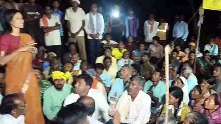 पीने के पानी के लिए धरने पर बैठे गुस्साए ग्रामीण, 3 दिन तक चला चक्काजाम खत्म, SDM के लिखित आश्वासन के बाद ग्रामीणों ने खोला रास्ता