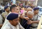 एसिड अटैक के आरोपियों का निकला जुलूस, मुंडन कराकर पैदल कोर्ट ले गई पुलिस, आक्रोशित भीड़ ने पोती कालिख और की पिटाई, फांसी देने की मांग