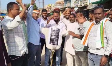 वोट चोरी के खिलाफ मैनपुर मे कांग्रेस ने निकाली जंगी रैली, उग्र प्रदर्शन, मुख्य चुनाव आयुक्त ज्ञानेश कुमार का फूंका पुतला, कांग्रेस और पुलिस में झुमाझटकी