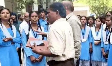 सरकारी स्कूल में छात्राओं को फ्री सेनेटरी पैड देने के बजाए वसूली और स्टूडेंट्स से दुर्व्यवहार, विरोध प्रदर्शन के बाद प्राचार्य समेत 2 व्याख्याता का ट्रांसफर