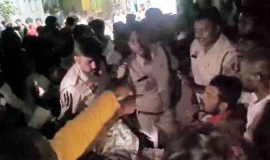 अभनपुर में दुर्गा विसर्जन के दौरान पार्षद गब्बू ध्रुव से मारपीट, समर्थकों ने झांकी रोककर किया जमकर प्रदर्शन, CSP के आश्वासन के बाद खुला रास्ता