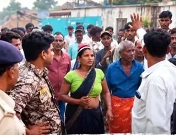 ट्रैक्टर की टक्कर से महिला की मौत पर जमकर बवाल, भड़के ग्रामीणों ने क्रेशर में लगाई आग, SDOP, TI और तहसीलदार को बनाया बंधक
