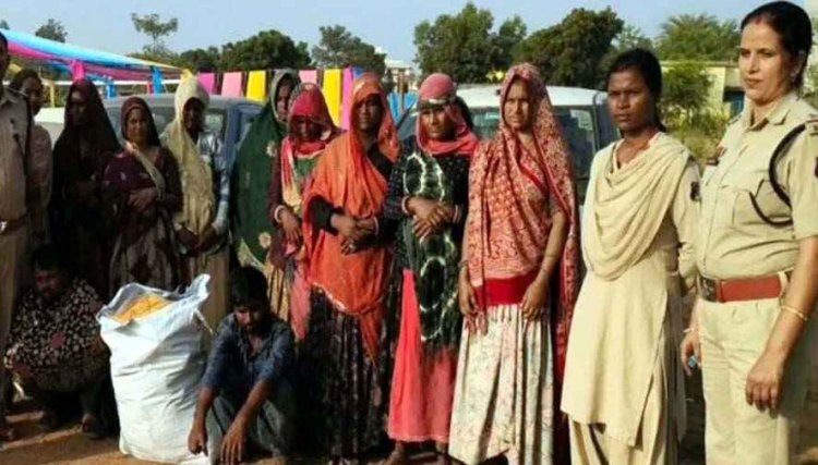 छत्तीसगढ़ में साड़ी खरीदने के बहाने दुकान और गोदाम से 36 हजार की साड़ियां चोरी, राजस्थान की 10 महिलाओं समेत 12 आरोपी गिरफ्तार