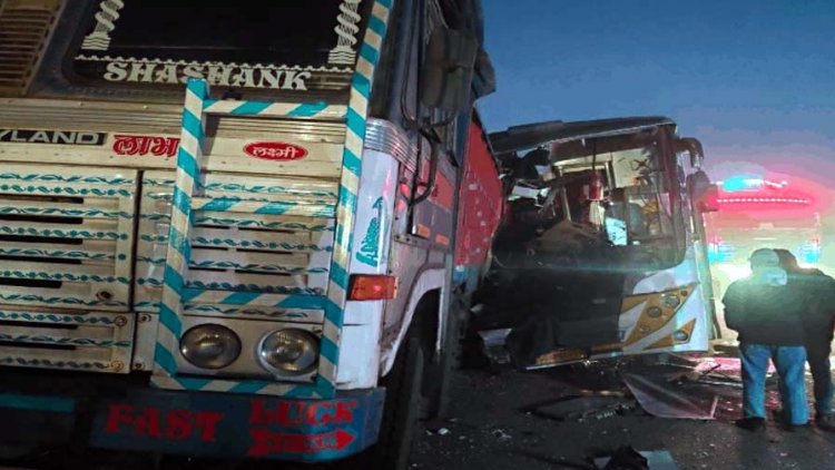 खड़े ट्रक से टकराई बस, 5 लोगों की मौत, 10 घायल, यात्री का पैर कटकर अलग, गैस कटर से वाहन की बॉडी काटकर घायलों को निकाला बाहर